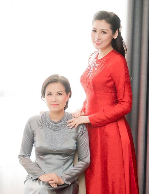 Trong Quatrian shbet hiện đang mở Tú Anh, mẹ của cô nàng nhận được nhiều lời khen ngợi về nhan sắc không thua con gái. Ở tuổi tứ tuần, mẹ Á hậu Việt Nam 2012 vẫn giữ được đường nét trẻ trung.    