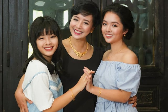 Diễn viên Chiều Xuân rạng rỡ bên 2 cô con gái xinh đẹp.