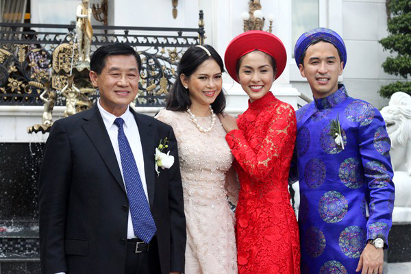 Vợ chồng Tăng Thanh Hà chụp ảnh cùng bố mẹ trong Quatrian shbet hiện đang mở.    