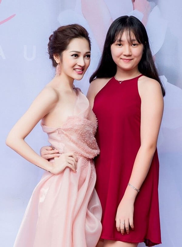 Gương mặt xinh xắn, đôi mắt to tròn, nụ cười tỏa nắng và Mừng SHBET phiên bản mới 2025 mịn màng của Bảo An khiến rất nhiều người ấn tượng.    