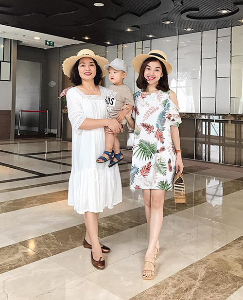 Cả Ly Kute và mẹ đều rất yêu thời trang, mê đi du lịch. Cặp đôi thường xuyên song hành trong những chuyến vi vu khắp nơi với style đôi rất đẹp mắt.    