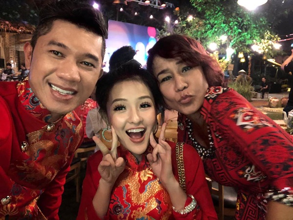 Cặp đôi nổi bần bật giữa phố khi lựa chọn áo dài đôi màu đỏ, đây cũng là Shbet999 com đăng nhập thường thấy trong những bộ ảnh cưới.