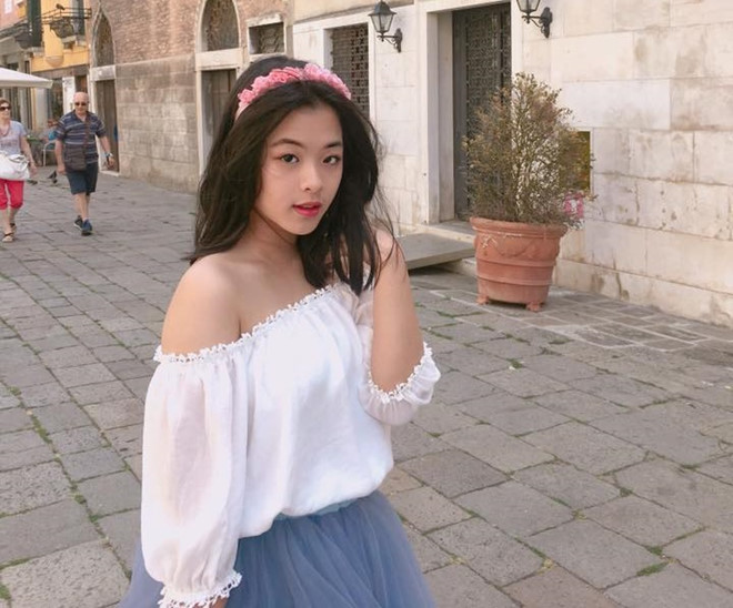 Trang Facebook của Hồng Khanh có gần 60.000 người theo dõi. Cô ca sĩ nhí một thời được khen có nhiều nét giống mẹ.
