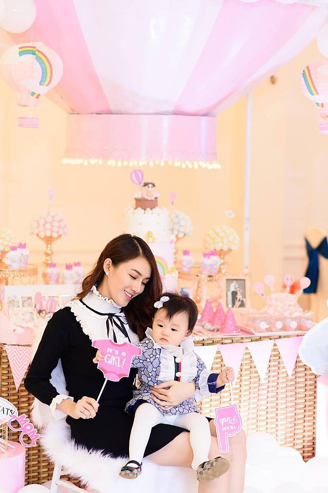 Lê Hà vừa tổ chức lễ thôi nôi cho con gái Khả Di tròn một tuổi. Thiên thần nhỏ của vợ chồng Lê Hà có tên thân mật là Bào Ngư, sở hữu nhiều nét đẹp từ cả bố lẫn mẹ. Buổi tiệc có không gian ngập tràn sắc hồng, trang trí vô cùng dễ thương.    Ngay sau khi đăng tải hình ảnh trên mạng xã hội, con gái người đẹp nhận được rất nhiều sự quan tâm từ công chúng. Bởi từ đầu năm 2018, Lê Hà từng gặp tin đồn mang thai song cô chưa từng lên tiếng phủ nhận hay chia sẻ gì. Gần đây, cô mới chia sẻ hình ảnh con gái một cách công khai. Đồng thời, người đẹp The Face cùng ông xã cũng đã tổ chức lễ ăn hỏi và chuẩn bị làm Quatrian shbet hiện đang mở vào sau Tết Nguyên đán.