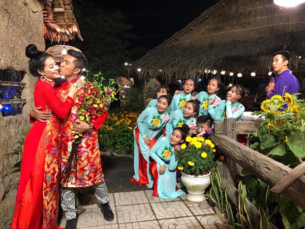 Ngoài cặp đôi còn có rất nhiều nhân vật quần chúng có vai trò như phù dâu, phù rể.