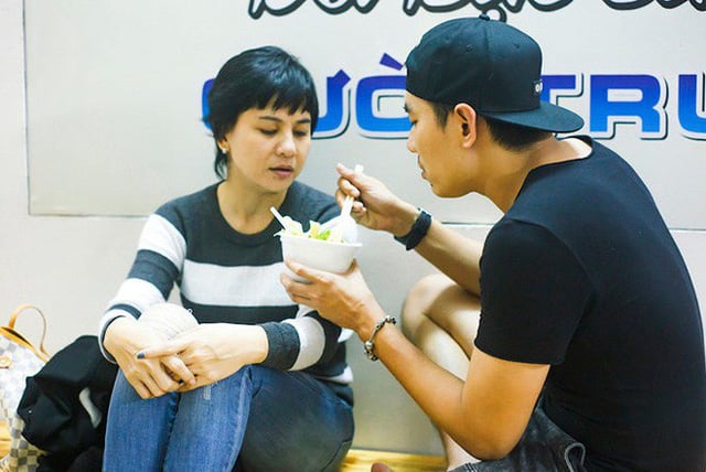Kiều Minh Tuấn chăm sóc Cát Phượng từ miếng ăn    