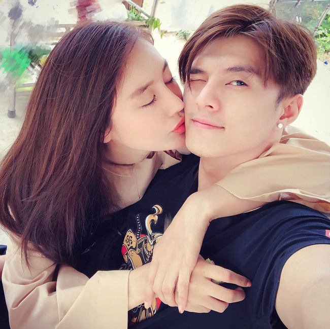 Ít giờ trước, Linh Chi vừa chia sẻ loạt tin nhắn với Lâm Vinh Hải trên instagram cá nhân. Theo nội dung tin nhắn cho thấy, Linh Chi ra sức thuyết phục người yêu sinh con trong năm Kỷ Hợi nhưng Lâm Vinh hải đã từ chối. Lí do anh đưa ra là sức khỏe của Linh Chi không đảm bảo nếu sinh: 