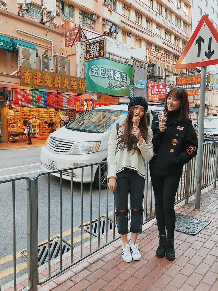 Cô nàng chụp hình thân thiết với chị dâu Hari Won.  