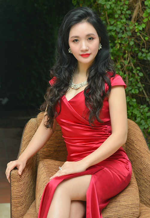 Bà Thanh Hòa sinh năm 1973, năm nay đã ngoài 40 nhưng vẫn giữ được vẻ ngoài xinh đẹp, gợi cảm đến bất ngờ. Bà đã kết hôn hai lần, có 8 người con. Thu Ngân là con của bà với chồng đầu tiên.    