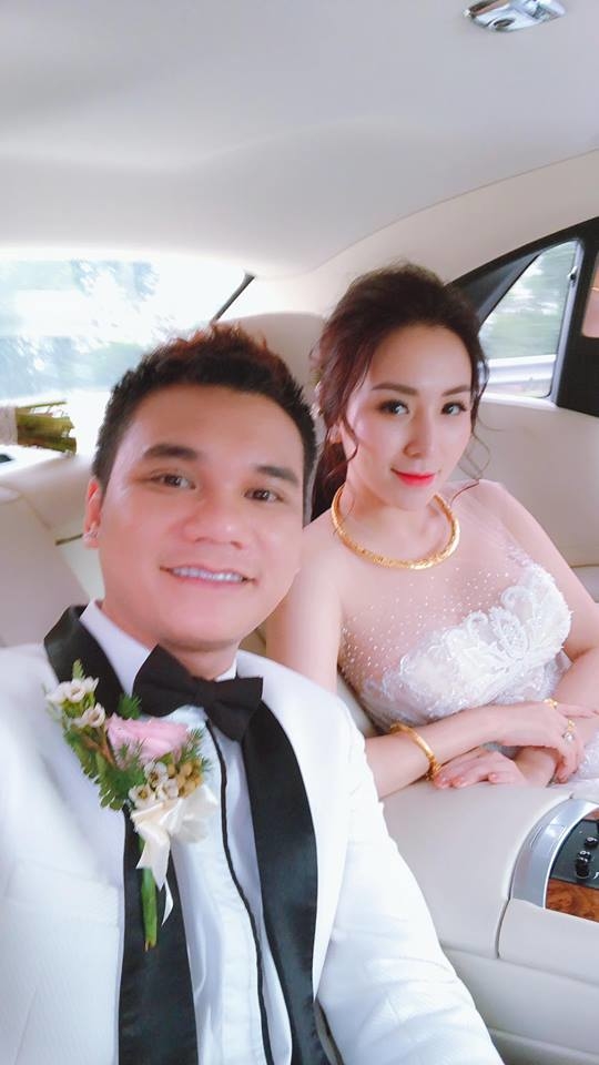 Khắc Việt và vợ hạnh phúc trong ngày cưới.