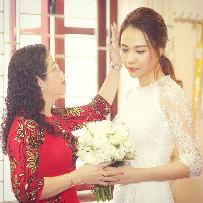 Khoảnh khắc đáng nhớ của Đàm Thu Trang và mẹ trong đám hỏi cách đây 1 tuần.   