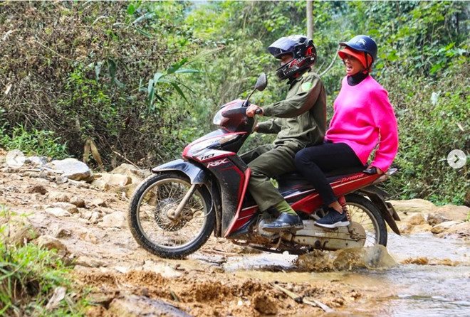 Trước đó vào chiều 26/1, Hoa hậu H’Hen Niê cũng khiến dân tình xúc động khi chia sẻ lên trang Instagram hình ảnh đội mũ bảo hiểm, mặc giản dị ngồi sau xe máy khi lên tỉnh Sơn La. Hoa hậu Hoàn vũ Việt Nam 2017 viết: “Tết tuyệt vời của Hen. Cảm ơn những người anh em trong bản Pó Hoi, xã Quy Hướng, huyện Mộc Châu”.    