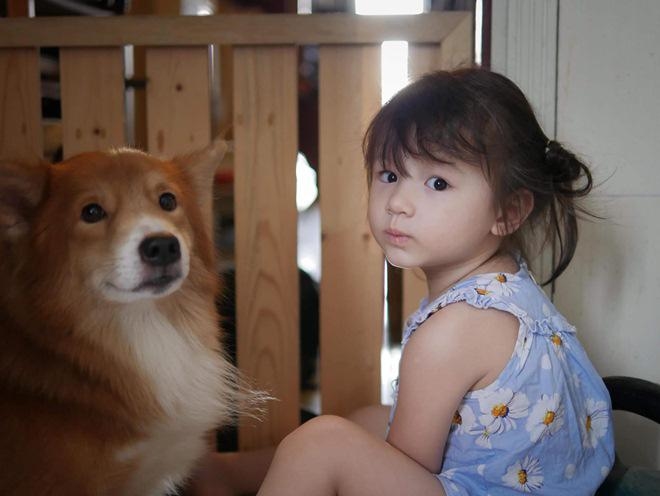 Con gái Phương Vy cười tươi rạng rỡ trong loạt ảnh mới.    