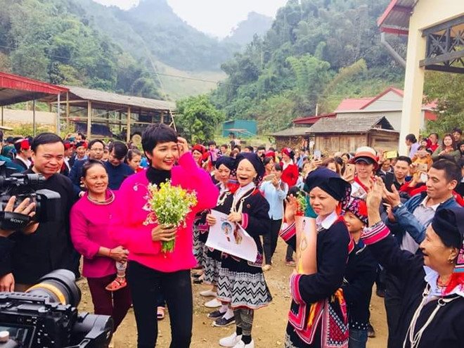 Người đẹp Ê-đê mang những món quà Tết dành cho các em nhỏ và người dân địa phương. Cô đến gần hỏi thăm và thể hiện tình cảm bằng những cái ôm thật chặt. Ánh mắt trìu mến và từng cử chỉ của H'Hen Niê làm lan tỏa tình đoàn kết và yêu thương cộng đồng.    