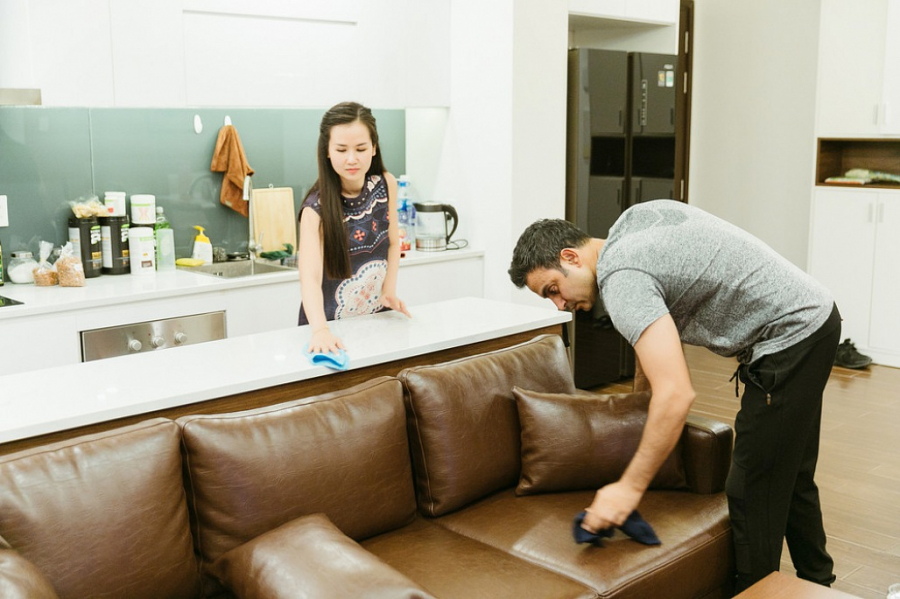 Chồng Võ Hạ Trâm cũng không quên phụ vợ dọn dẹp nhà cửa. 