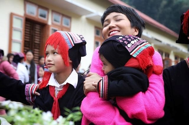 Dân mạng quốc tế để lại nhiều bình luận và lời khen ngợi tớ Hoa hậu Việt Nam. 