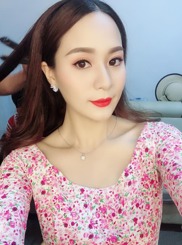 Vẻ đẹp phúc hậu của con gái nuôi Hoài Linh.
