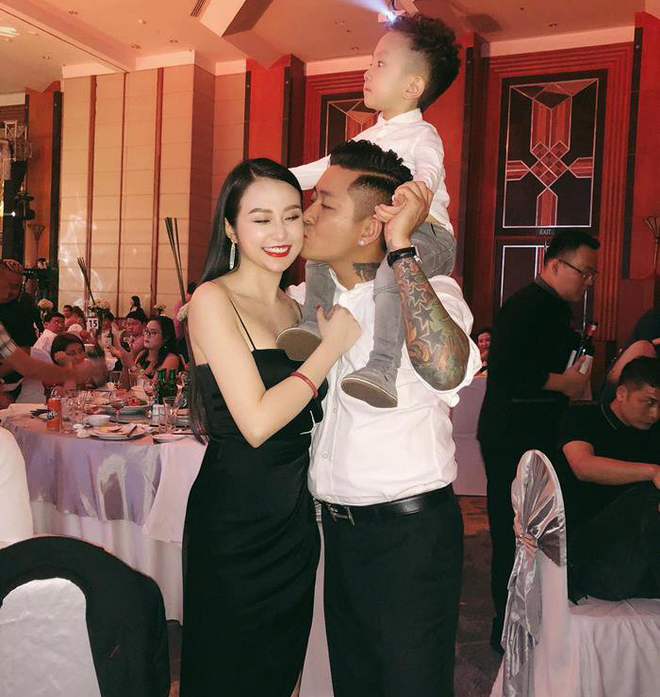 Gia đình hạnh phúc của ca sĩ Tuấn Hưng.