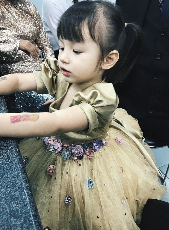 Có thể thấy cô bé càng lớn càng 