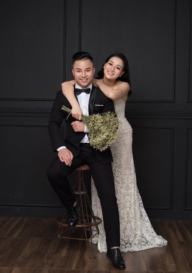 Thuỷ Tiên cũng là người có mối quan hệ thân thiết trong giới showbiz và là người được Đàm Vĩnh Hưng nhận làm 