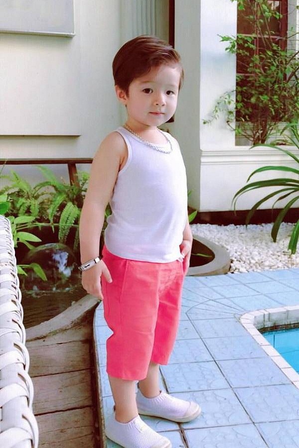 Alfie Túc Mạch bảnh bao như hoàng tử nhí.    