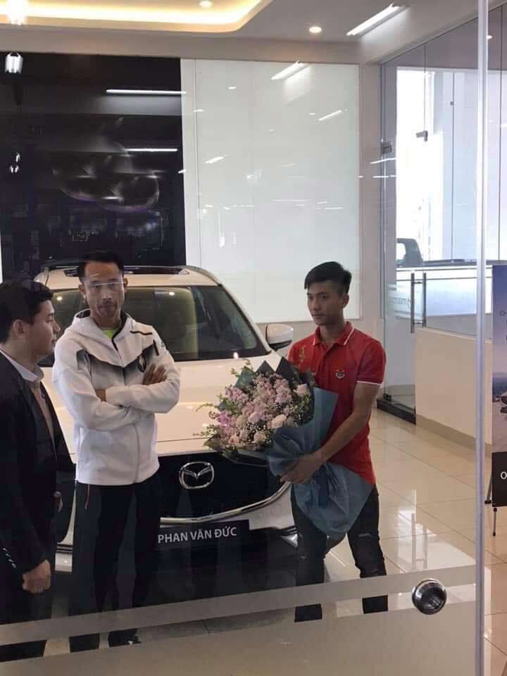 Phan Văn Đức tay tay đi chọn xe tặng bố mẹ.    