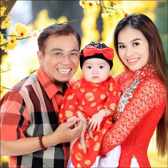Vợ Hồng Tơ có nhan sắc xinh đẹp, đằm thắm.