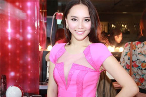 Sở hữu nụ cười tỏa nắng và nền tảng học thức, Dương Trương Thiên Lý được đánh giá cao so với nhiều người đẹp cùng thời.    