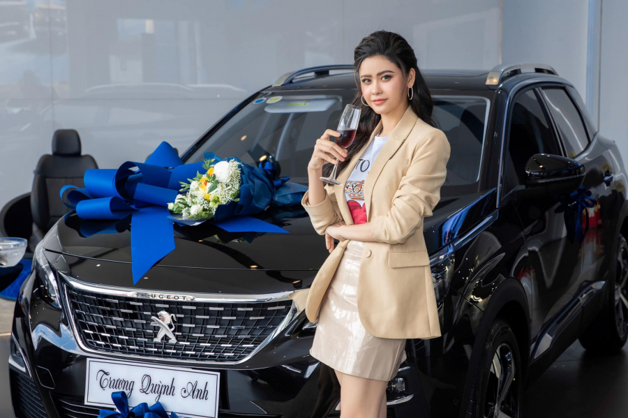 Mới đây, trên Facebook của mình, Trương Quỳnh Anh bất ngờ chia sẻ những hình ảnh khi cô đi nhận chiếc xe hơi mới của mình. Nữ ca sĩ sinh năm 1989 tậu một chiếc xe hơi màu đen vô cùng sang trọng. Chia sẻ của Trương Quỳnh Anh đã nhanh chóng nhận được rất nhiều sự quan tâm của cộng đồng mạng. Ai nấy đều bày tỏ sự ngưỡng mộ với giọng ca 