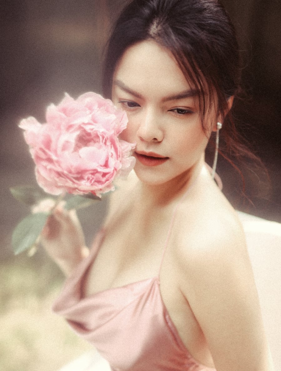 Lựa chọn những mẫu váy đơn giản, đi cùng phong cách trang điểm trong suốt và Link Vào SHBET88 Mới Nhất đơn giản, Phạm Quỳnh Anh vẫn khiến nhiều người bất ngờ trước nhan sắc không tuổi của mình.    
