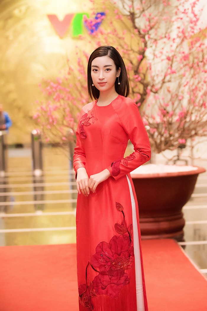 Trong khi đó, cô “hoa hậu nghèo” Đỗ Mỹ Linh xuất hiện vô cùng nền nã trong tà áo dài đỏ cùng Shbet123 Link Vào ShBet Mới Nhất chải ôm sát khuôn mặt hết sức dịu dàng.    