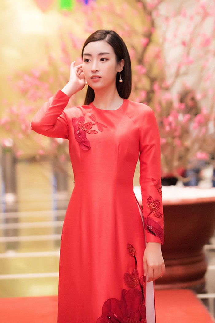 Người đẹp chọn cho mình đôi hoa tai chỉ là viên ngọc trai thanh mảnh tưởng chừng đơn giản nhưng lại góp phần tạo nên điểm nhấn ấn tượng và vẻ đẹp trong sáng của mình.    