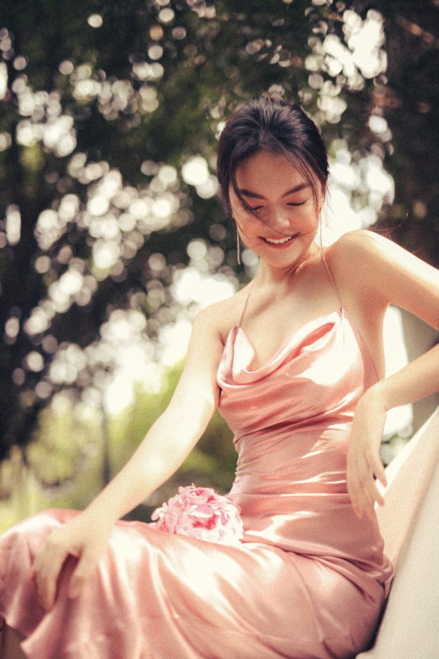 Ở vài tấm ảnh, nữ ca sĩ còn khéo léo khoe lưng trần và vòng một quyến rũ với thần thái cuốn hút. Phạm Quỳnh Anh chia sẻ, bí quyết để cô gìn giữ được nhan sắc tươi trẻ là một tinh thần lạc quan, vui vẻ.    