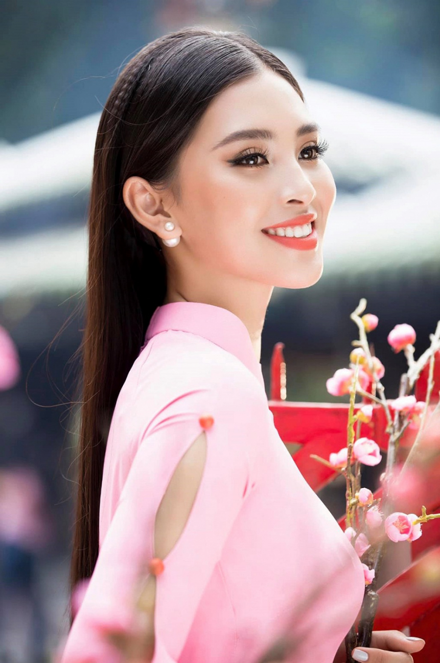 Mặc dù vậy, chiếc áo dài cũng có những điểm cách tân nhỏ như việc cắt xẻ bên cánh tay. Những điểm nhấn nho nhỏ này cũng mang lại sự trẻ trung cho bộ áo dài vốn rất quen thuộc.    