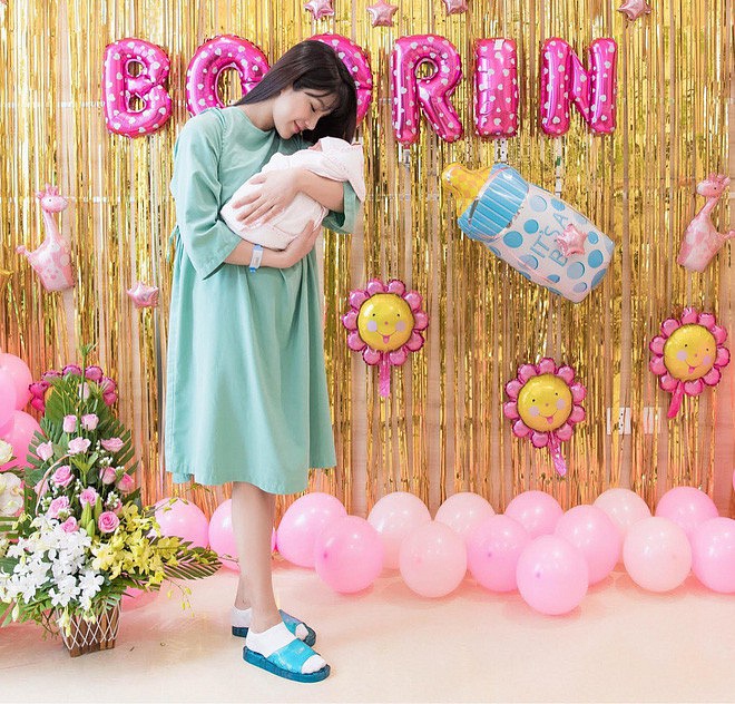 Ngay sau khi sinh con, Diệp Lâm Anh đã hé lộ hình ảnh bé nhưng không công khai diện mạo với công chúng    
