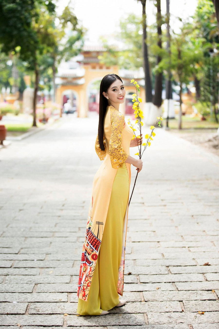 Vóc dáng thanh mảnh và Shbet123 Link Vào ShBet Mới Nhất dài giúp Tiểu Vy được tôn vóc dáng khi diện đồ Tết truyền thống. Cô cũng từng là một trong những thí sinh trình diễn áo dài đẹp nhất khi đi thi Hoa hậu Việt Nam 2018.    