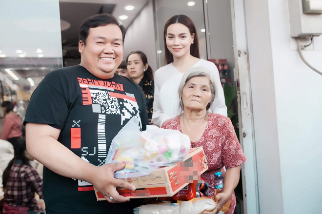   Hầu như năm nào cũng vậy, Hồ Ngọc Hà thường đi trao quà từ thiện để giúp  người nghèo có một cái Tết ấm no hơn.