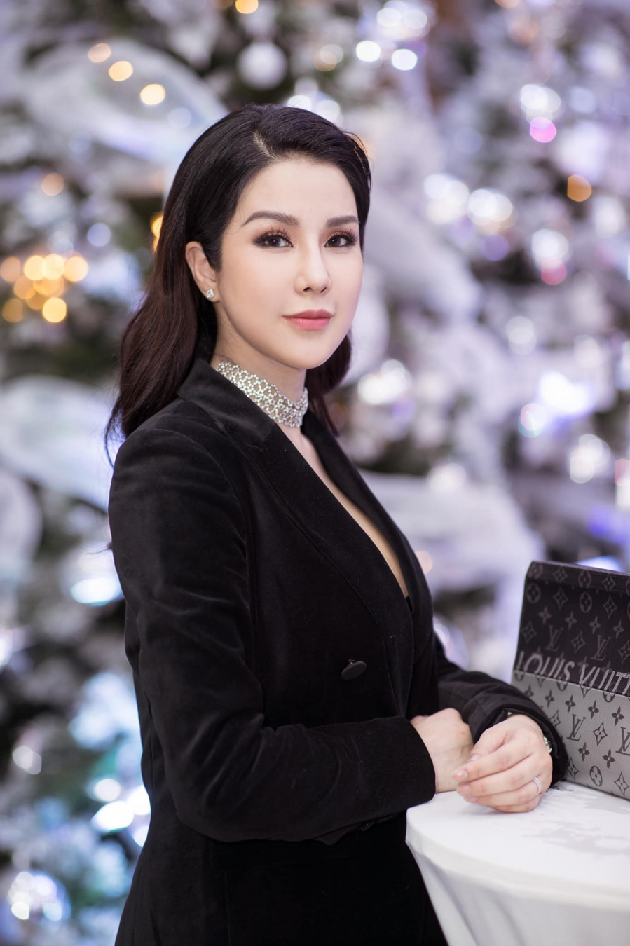Thay vì ở cữ như nhiều phụ nữ sau sinh khác, Diệp Lâm Anh lại bắt tay ngay vào công việc, bên cạnh thời gian chăm sóc con gái nhỏ.    