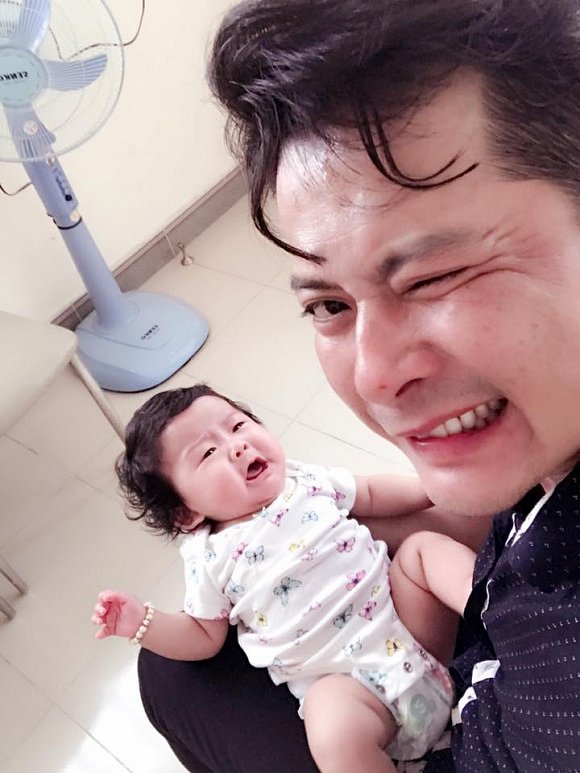 Diễn viên Hoàng Anh chụp ảnh cùng con gái.