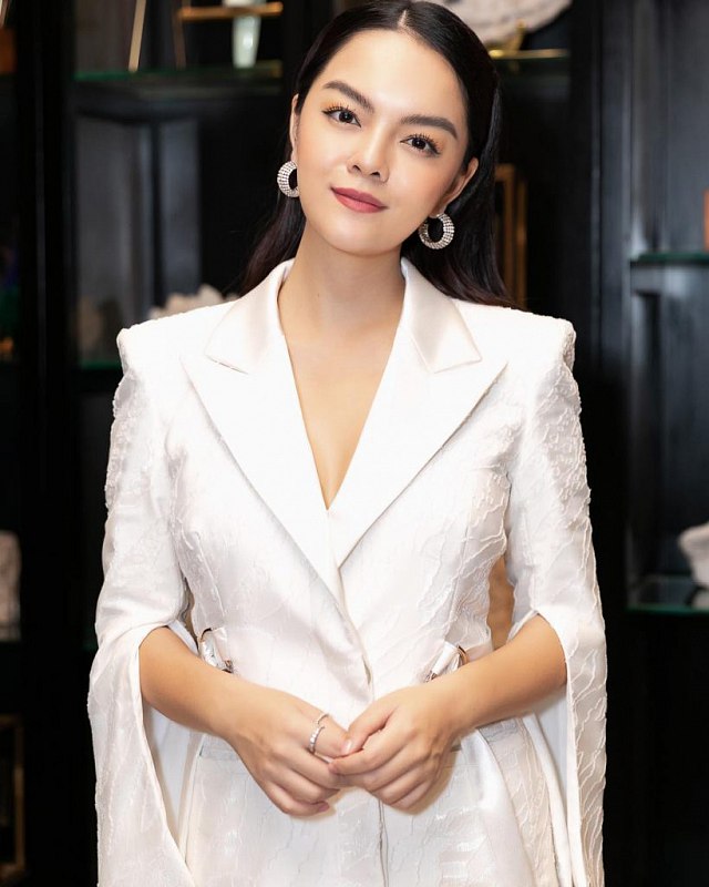 Showbiz Việt sau hơn 10 năm đã chứng kiến không ít các cuộc lột xác ngoạn mục của hàng loạt các mỹ nhân, nhiều người “thăng hạng” nhờ dao kéo, hầu hết ai cũng chỉnh sửa, không nhiều cũng 1 vài phần nhỏ cho bằng chị bằng em. Tuy nhiên, vẫn còn đó 1 Phạm Quỳnh Anh “chung thủy” với vẻ đẹp trời phú, chẳng hề “xuống dốc” dù đã có 2 con, mà ngược lại còn mặn mà, xinh đẹp hơn xưa thấy rõ.    