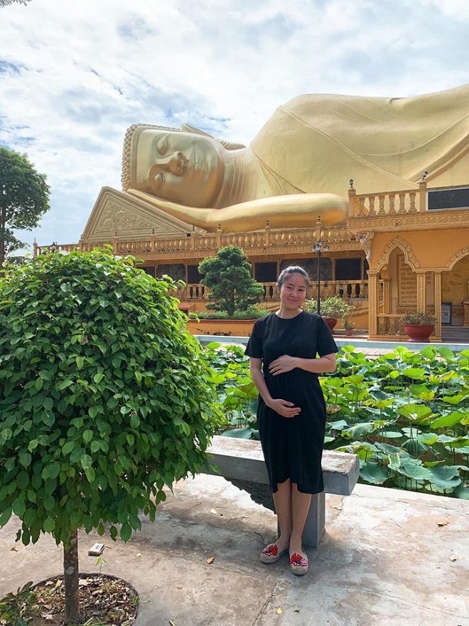 Lê Phương khoe bụng bầu lớn khi đi chùa.  