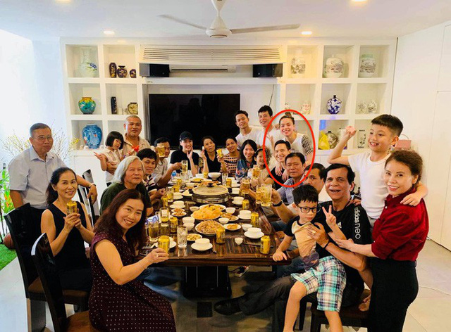 Hà Hồ - Kim Lý thân mật trong bữa tiệc tụ họp đông đủ thành viên nhà Hà Hồ.  