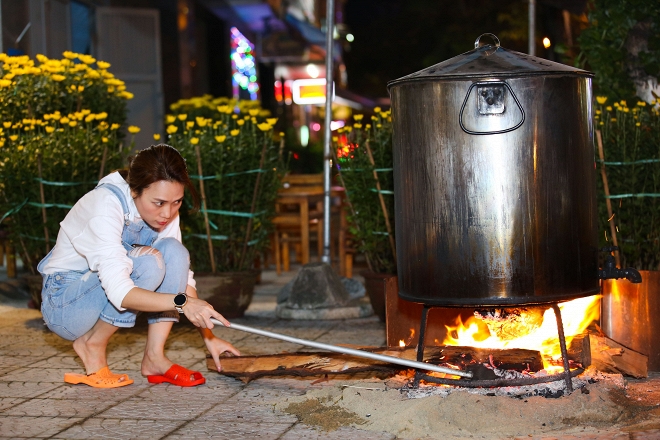 Nhìn hình ảnh vừa quen, vừa lạ này Mỹ Tâm lại một lần nữa khiến người hâm mộ “ngất ngây” với sự mặn mà hài hước một cách nhẹ nhàng của nữ nghệ sĩ. Đây có thể được coi là một nét đẹp truyền thống của Họa Mi Tóc Nâu mỗi dịp tết đến, xuân về.    