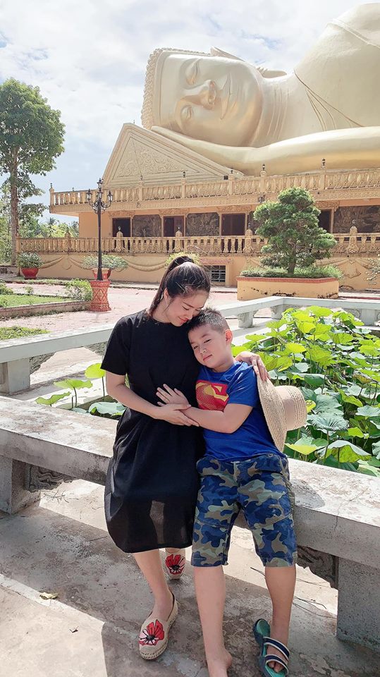 Lê Phương và con trai.    