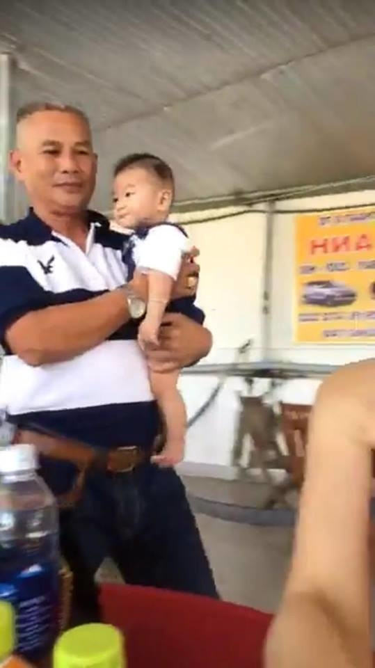 Mới đây, trên trang cá nhân Lâm Khánh Chi livestream trò chuyện cùng người hâm mộ đầu năm. Trong đoạn clip livestream nữ ca sĩ chuyển giới khoe đang cùng chồng và bố mẹ ruột về quê thăm bố mẹ chồng ở Vũng Tàu.    Trong livestream, Lâm Khánh Chi xuất hiện với bộ jumpsuit màu cam chói chang với thiết kế khá hở hang khi phô trọn vòng một của mình. Cô liên tục khoe về mối quan hệ sui gia tốt đẹp của hai bên Shbet111 slot, casino, thể thao, xổ số và cập nhật tình hình sức khoẻ hiện tại của bản thân đang sốt và mất giọng khi được yêu cầu hát tặng khán giả. Tuy nhiên, chỉ qua vài phút thế nhưng hình ảnh con trai của nữ ca sĩ đã xuất hiện trên livestream khiến khán giả vô cùng thích thú. Cậu bé có tên là Thiên Long như chính tên mà nữ ca sĩ đã bật mí trước đó. Trong phút cao hứng, nữ ca sĩ chuyển giới đã cho con trai vào khung hình giao lưu cùng khán giả.  Được biết, cách đây không lâu vợ chồng Lâm Khánh Chi còn tổ chức lễ kỉ niệm 1 năm ngày cưới cực hoành tráng tại chính khách sạn mà trước đó họ thực hiện ngày trọng đại nhất cuộc đời. Không chỉ chuyện kết hôn, Shbet16 chơi game trực tuyến Shbet111 slot, casino, thể thao, xổ số mà ngay cả vấn đề sinh con cũng khiến nhiều khán giả quan tâm trong thời gian qua. Do đó, vợ chồng Lâm Khánh Chi đã quyết định thông báo tin vui này đúng ngày 11/1 cũng là ngày kỉ niệm 1 năm kết hôn của cả hai.    