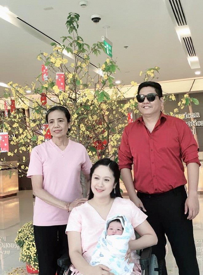 Đức Thịnh đón vợ con về nhà. Thanh Thuý trở thành tâm điểm vì quá xinh đẹp chỉ sau vài ngày “nhảy ổ”.    