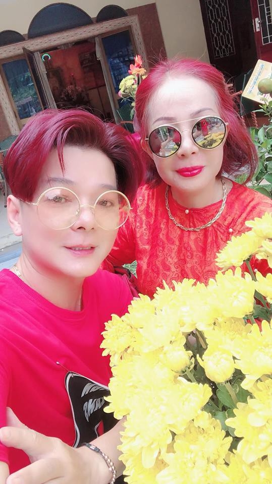 Hai vợ chồng Vũ Hà nhuộm tóc màu đỏ trẻ trung nhân dịp năm mới.  