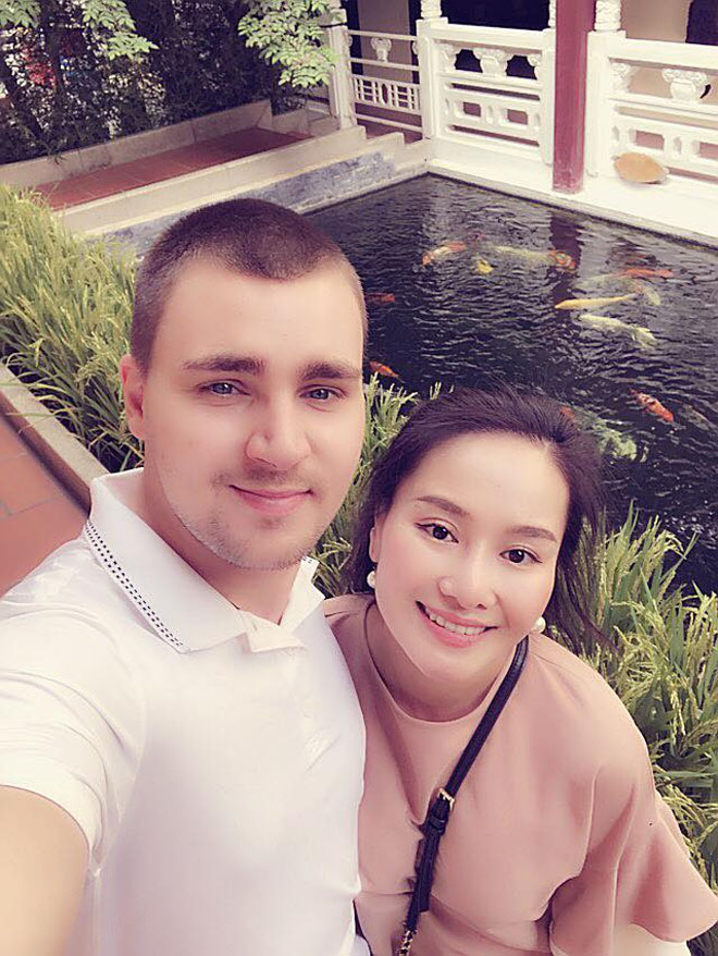 Thu Phượng và bạn trai Tây tình tứ bên nhau.