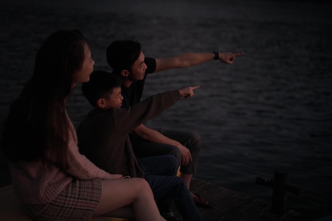 Bé Subeo hóng gió cùng bố và mẹ kế. Cậu bé rất quấn quít Đàm Thu Trang. Sau giờ làm việc, người đẹp cũng dành thời gian để chăm sóc con riêng của chồng. Quốc Cường và người mẫu Đàm Thu Trang đã dọn về sống chung cả năm trước khi tổ chức lễ ăn hỏi tại nhà gái ngày 20/1.     