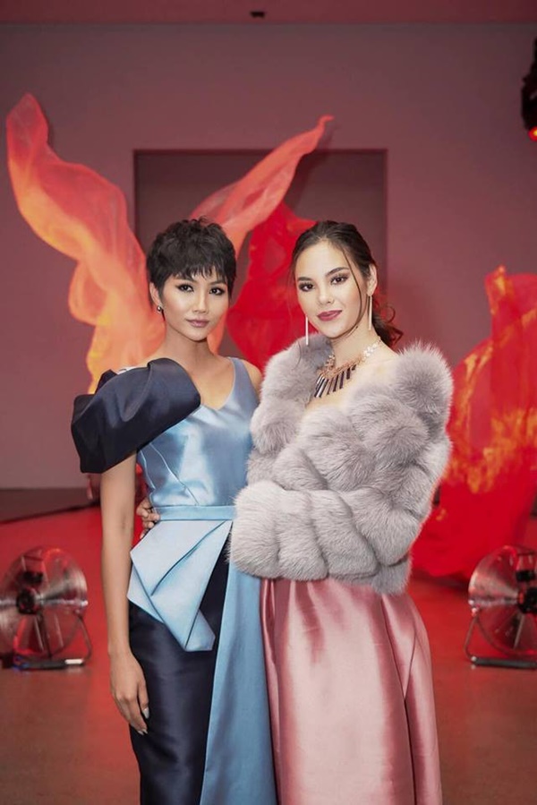 H'Hen Niê và Catriona Gray đẹp bất phân thắng bại khi đứng cạnh nhau.    